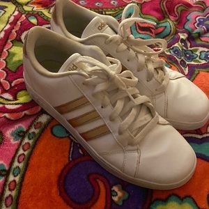 Adidas BOYS size 6 court shoes